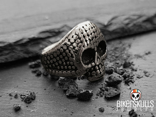 Anello in acciaio inossidabile 316L rappresentante un teschio borchiato