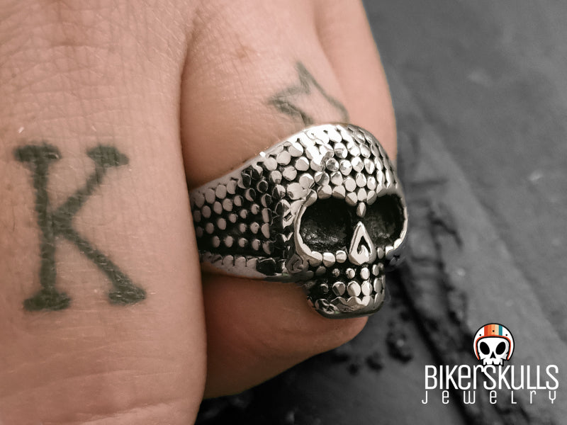 Anello Punk skull a forma di teschio indossato