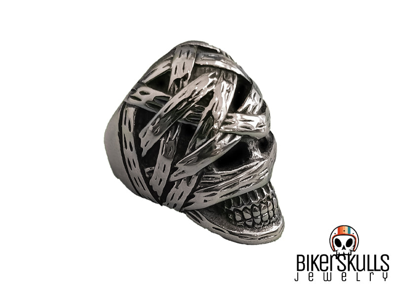 Questo anello rappresenta un teschio di una mummia appartenente a un faraone Egizio, secondo le leggende egizie, chiunque si avvicinasse al sarcofago di questa mummia sarebbe morto il giorno successivo...Siete pronti a sfatare questa leggenda