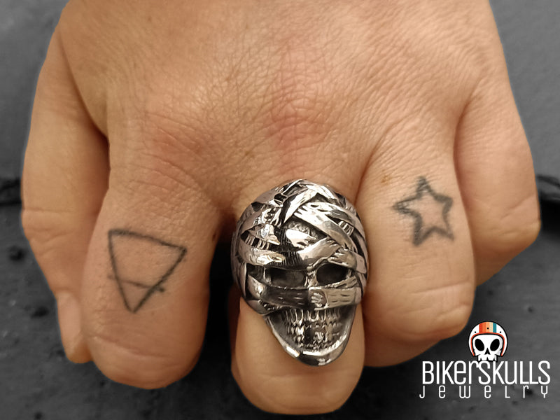 Esprimi il dark che è in te con questo anello audace, che si abbina bene ad accessori in pelle e all'abbigliamento casual.