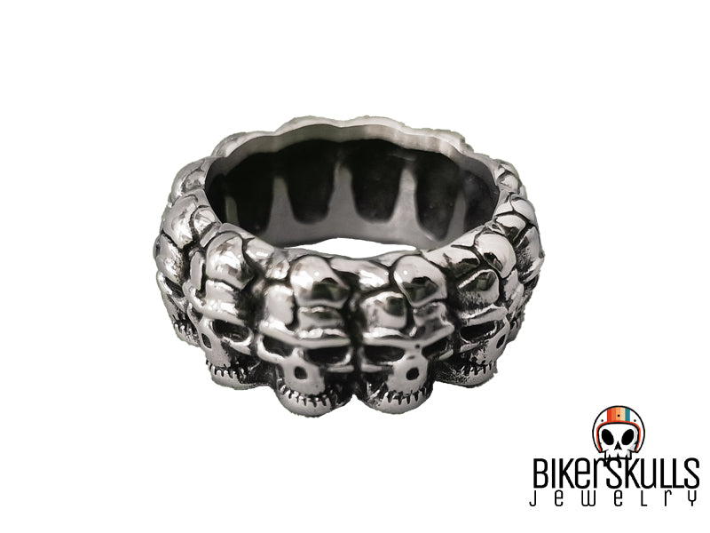 Anello Sorrounded con teschi in acciaio inossidabike