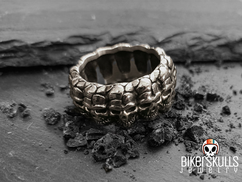 Anello fedina Surrounded con teschi in acciaio 316L indossato con tattto