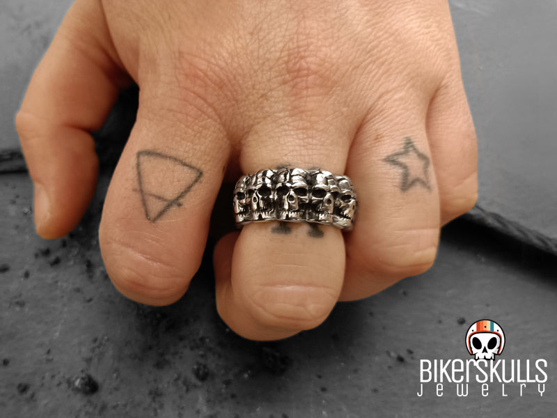Biker Skulls anello Surrounded con teschi in acciaio
