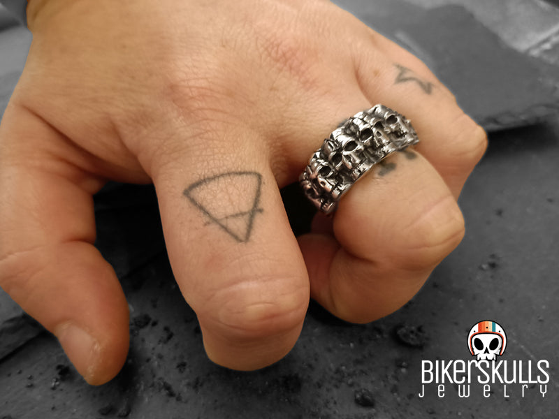 Quest'anello presenta un design molto speciale e decisamente insolito realizzato interamente con teschi. Solido e durevole, realizzato con materiale di alta qualità, non perderà la sua lucentezza nel tempo!