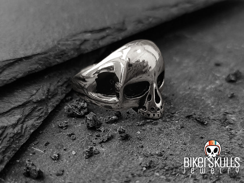 Anello con teschio indossabile su qualsiasi dito, anche nel pollice, e risalterà sempre!