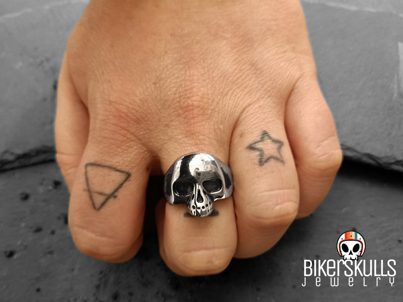 Anello con teschio indossabile su qualsiasi dito, anche nel pollice, e risalterà sempre!