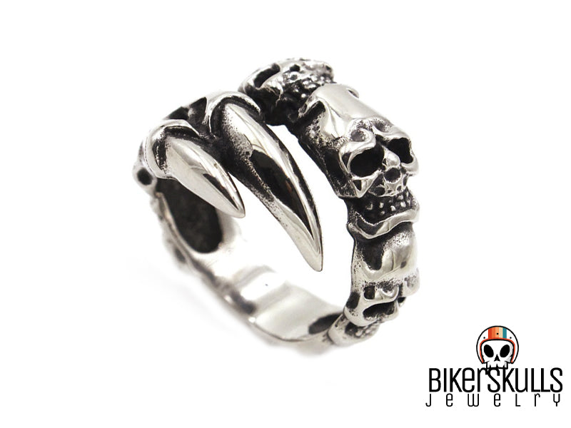 Anello caratterizzato da un artiglio di drago con teschi molto dettagliati.