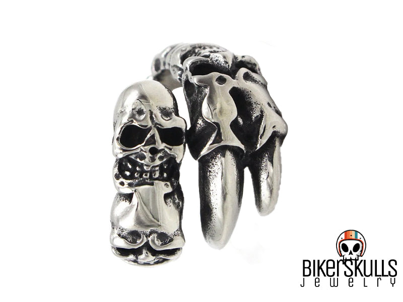 Lo stile di questo anello è audace, sfrontato e molto maschile.