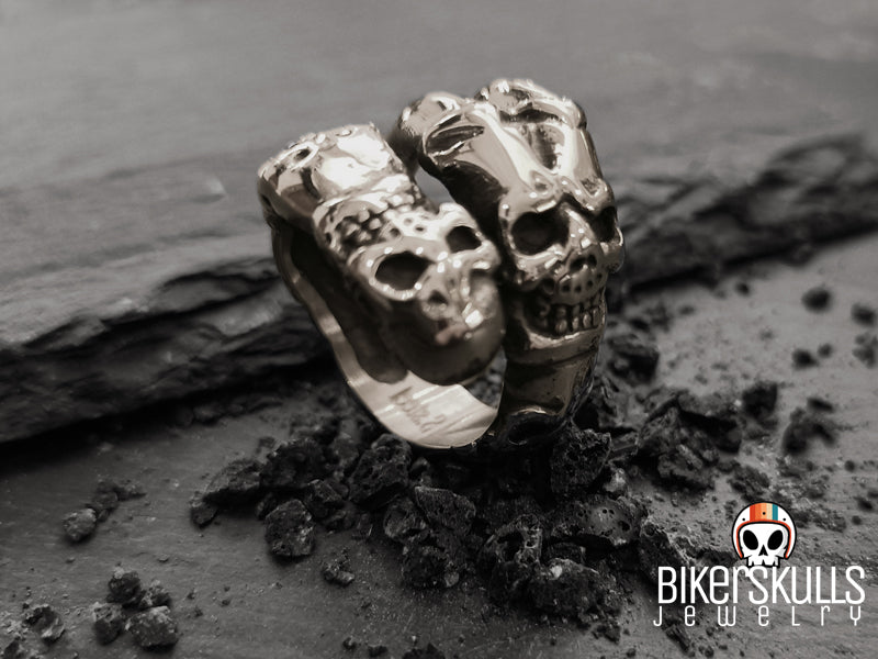 Anello Neesha con teschi e artigli in acciaio