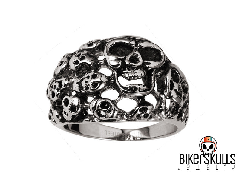 Quest'anello è oscuro, esagerato, spaventoso ed è ricco di personalità. Molto adatto per ogni persona che ama le sfide e voglia mostrare il proprio animo dark