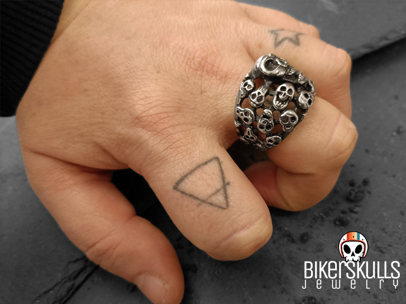 Anello in acciaio halloween edition con teschi