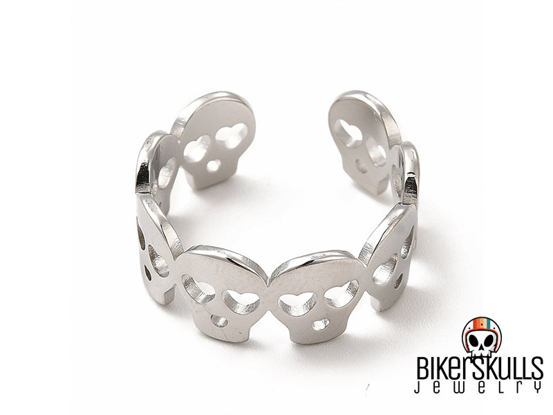 Otto teschietti che ti guardano! Questo anello regolabile a fascetta è la scelta perfetta per chi ama uno stile un po' dark ma con un tocco di ironia