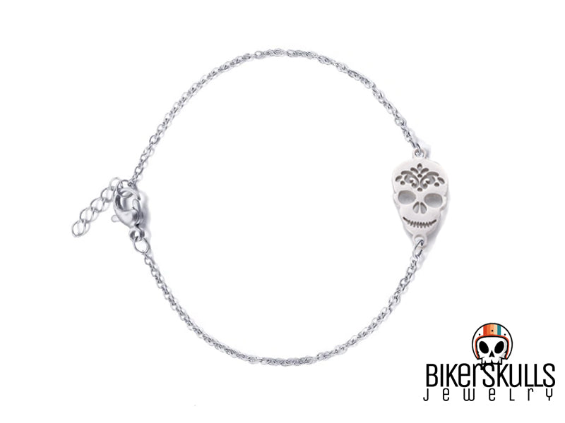 Il bracciale Kodama presenta un teschio messicano centrale altamente dettagliato e simboleggia la resilienza che dà alla donna audace la capacità di resistere coraggiosamente a tutto ciò che la vita gli lancia.