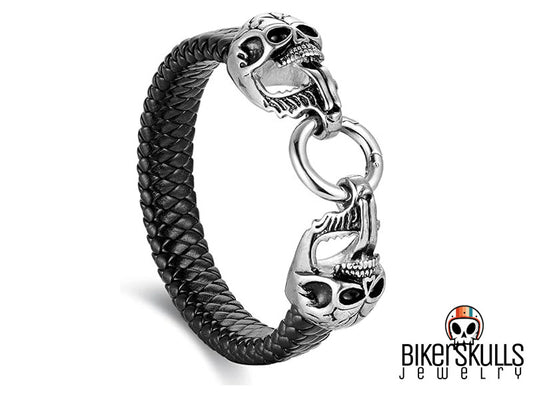 Bracciale da uomo in acciaio inossidabile con charms a forma di teschi, realizzato con cinturino in pelle intrecciata nera e chiusura a gancio con anello a molla