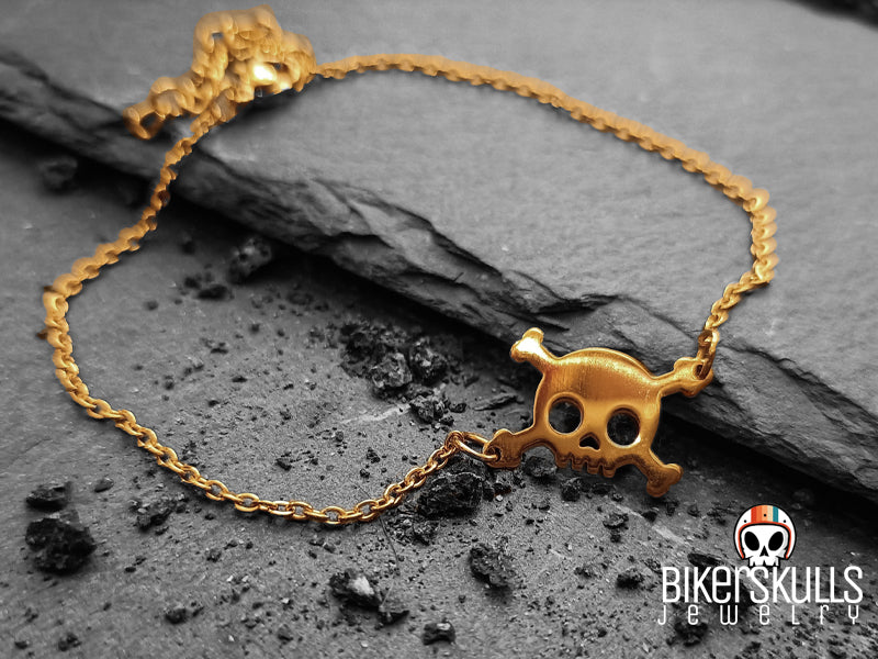 Bracciale Baku dal design accuratamente realizzato raffigurante un teschio con ossa in acciaio inossidabile dorato