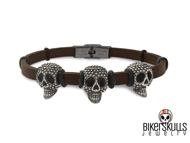 Un audace bracciale con un design 3D unico, che si abbina bene a ensemble casual e formali. L'estetica maschile di questo bracciale fa riferimento sia al design messicano che a quello punk, rendendolo un punto focale elegante per qualsiasi outfit, realizzato con cordino in vera pelle e charms in acciaio