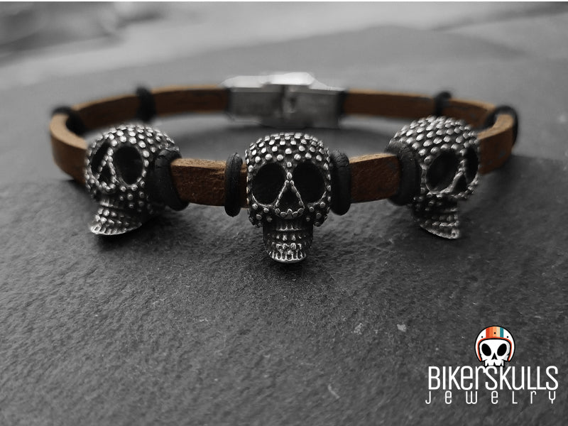 Bracciale Flegias in pelle con teschi borchiati