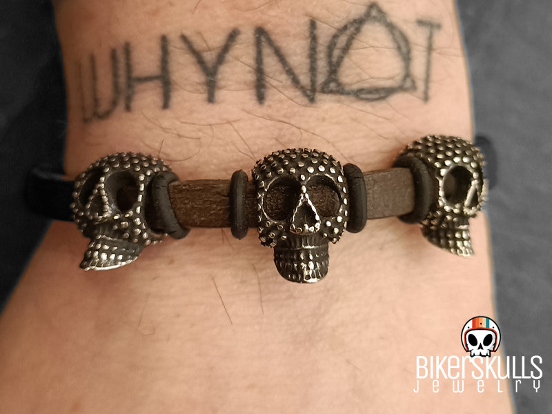 Bracciale Flegias realizzato con cordino in vera pelle e charm centrali a forma di teschio 3d borchiato in acciaio inossidabile
