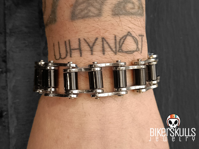 I bracciali Bike chain possono essere di certo adatti a tutti gli uomini che amano gli sport o che si definiscono sportivi.
