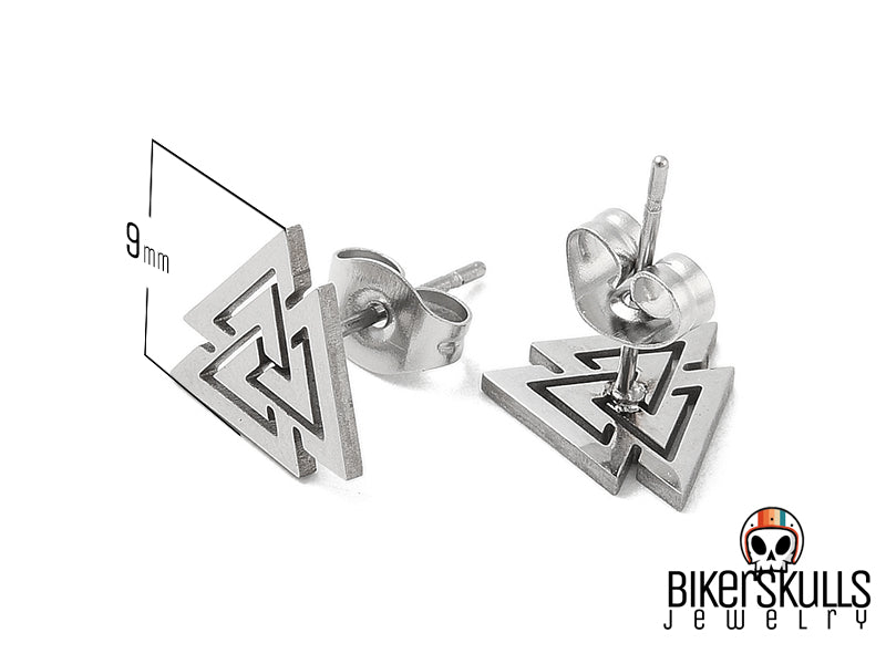 Preparati a conquistare il mondo, un orecchino alla volta! Con questi orecchini a tema Valknut, sarai pronto ad affrontare qualsiasi sfida, con stile e un pizzico di mistero vichingo. Chi lo sa, forse attiverai anche qualche potere magico! 