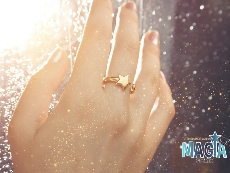 Questo anello a forma di bacchetta magica ci ricorda che i sogni non si avverano da soli: hanno bisogno della tua fiducia, della tua tenacia, del tuo coraggio