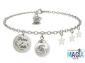 Bracciale in acciaio con sfera in vetro antiurto contenente piccole stelle di magia e targhetta con incisa la frase “Polvere di stelle”.