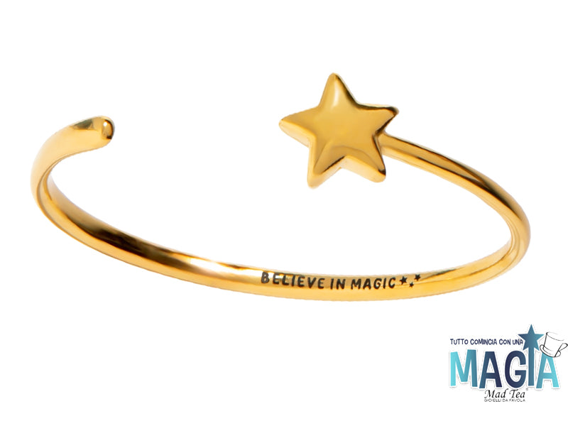 Bracciale in acciaio dorato a forma di bacchetta magica con inciso al suo interno la frase “Believe in magic”.