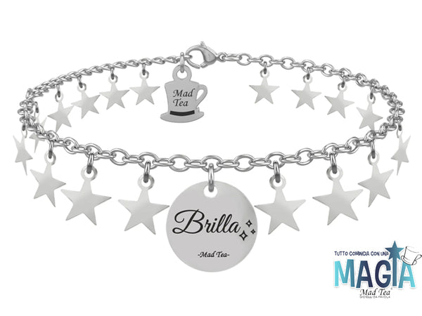 Bracciale di stelle in acciaio con ciondolo centrale con incisa la parola “Brilla”.