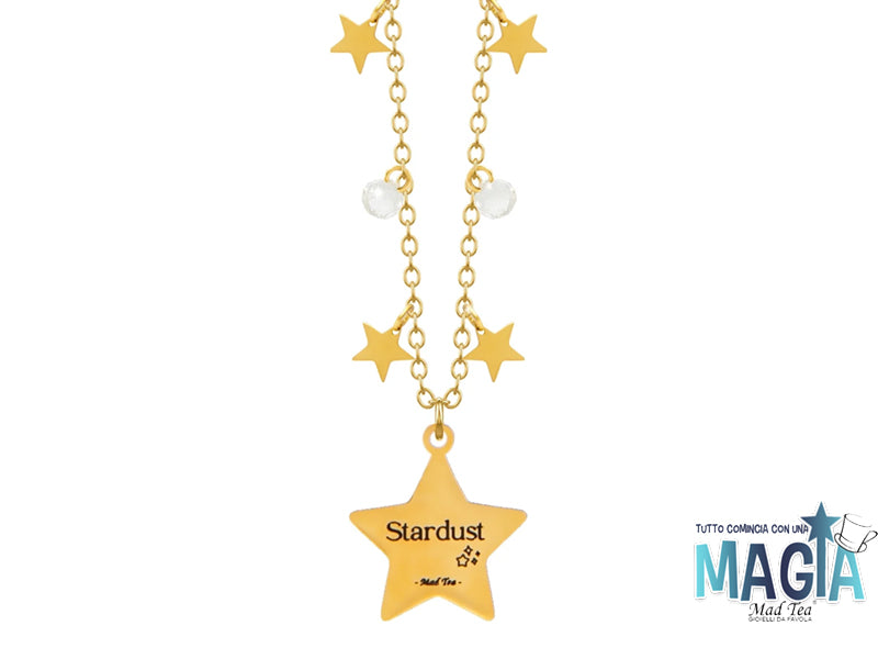 Collana in acciaio dorato con stelle e cristalli e ciondolo pendente a forma di stella con incisa la parola “Stardust”.
