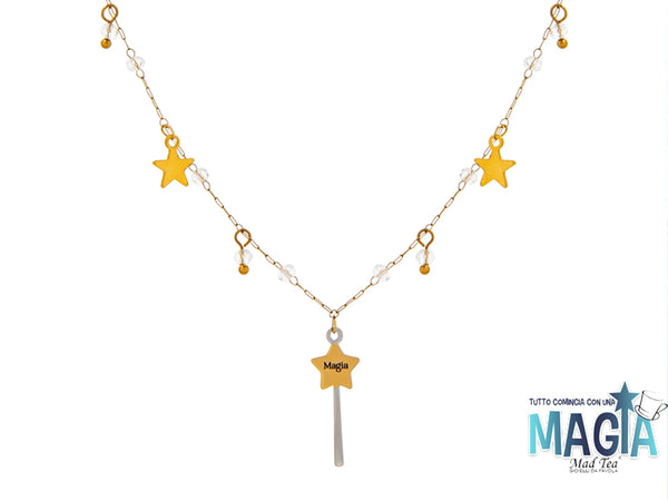 Collana in acciaio dorato con bacchetta magica con incisa la parola “Magia” e cristalli.