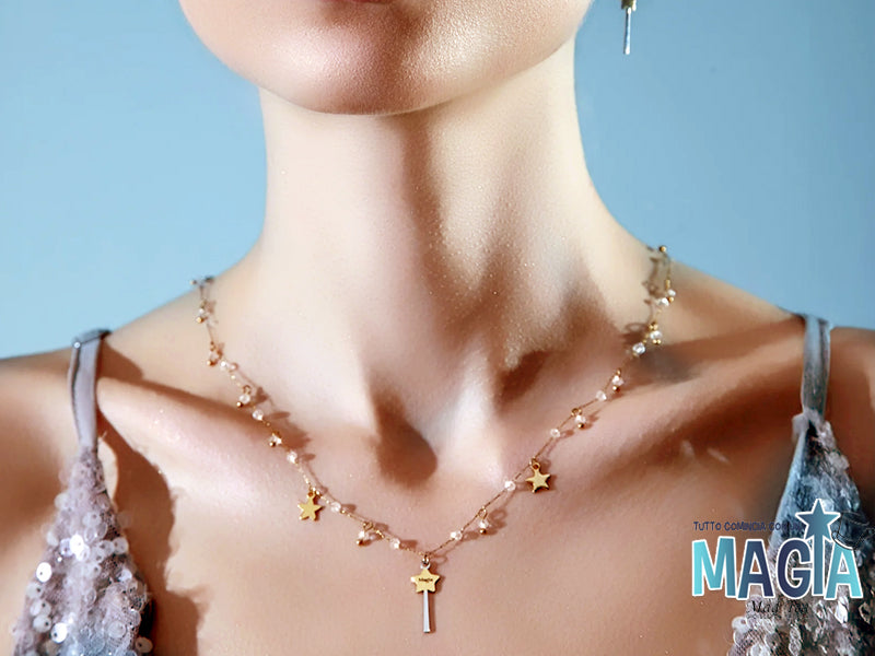 Questa collana ci ricorda che i sogni non si avverano da soli: hanno bisogno della tua fiducia, della tua tenacia, del tuo coraggio.
