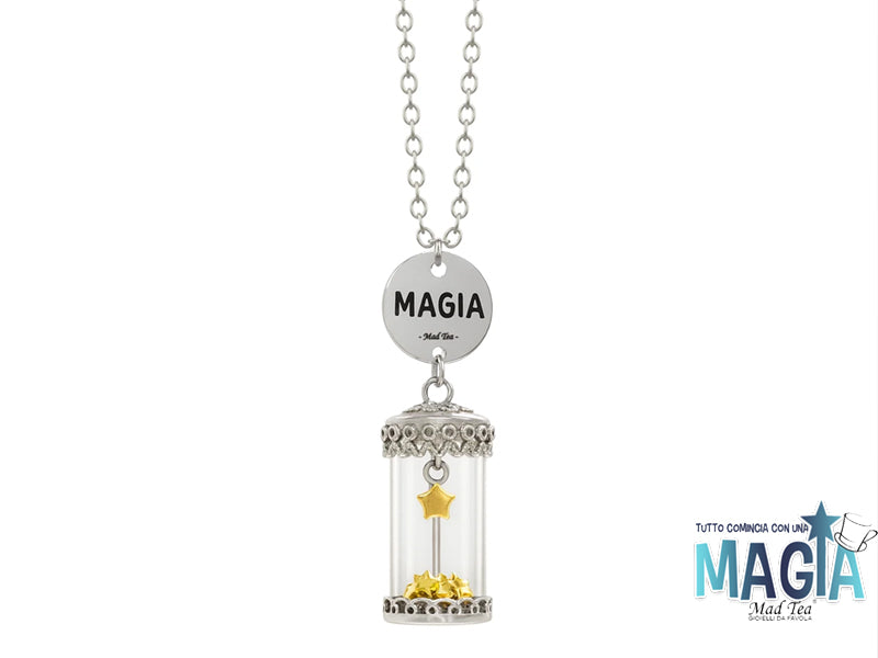 Collana in acciaio con piccola bacchetta magica e piccole stelline dorate di magia intrappolate all’interno di una teca in vetro.