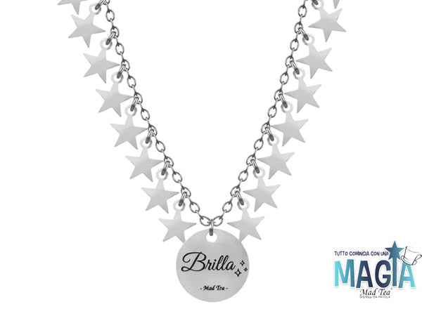 Collier di stelle in acciaio con ciondolo centrale con inciso “Brilla”.