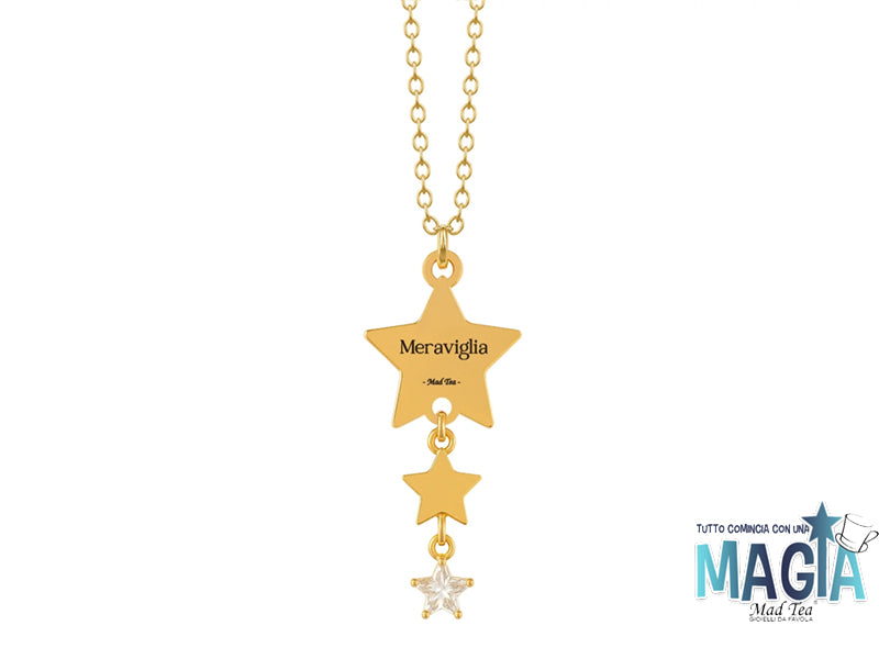 Collana in acciaio dorato con ciondolo formato da tre stelle pendenti con inciso nella prima “Meraviglia” e nell’ultima incastonato un cristallo.