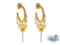 Orecchini a cerchio in acciaio dorato con bacchette magiche, cristalli e stelle di magia.&nbsp;