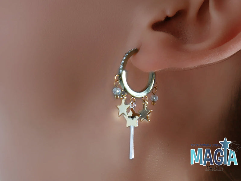 La vera magia non sta nella bacchetta magica ma nel cuore di chi la impugna.

Quindi indossare una bacchetta è un modo per dirti ogni giorno: “Io ci credo.”
Nei sogni, nei desideri, nei nuovi inizi.