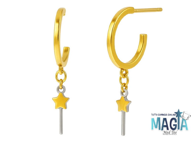 Orecchini a cerchio in acciaio dorato con piccole bacchette magiche pendenti.