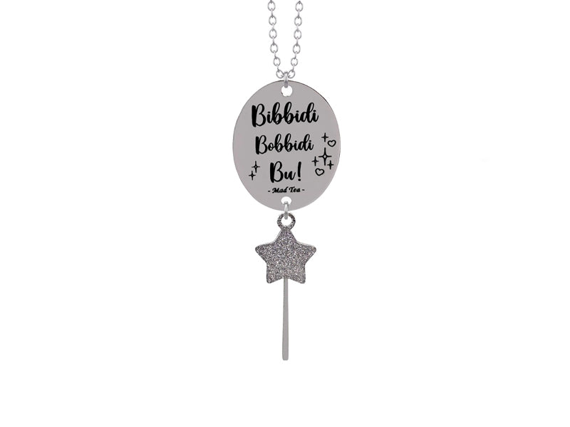 Collana con vera bacchetta magica e targhetta con incisa la formula “Bibbidi Bobbidi bu!” .