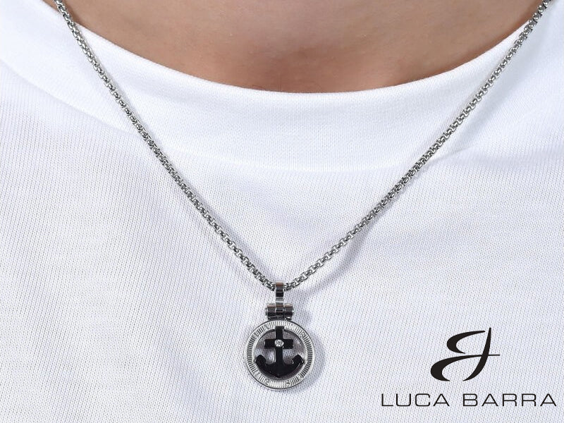 Collana con ciondolo a forma di ancora con rivestimento IP Nero che dona alla collana un tocco di modernità ed eleganza, mentre il cristallo bianco aggiunge luminosità e raffinatezza al design complessivo. Questo accessorio è perfetto per chi cerca una collana distintiva che si adatti sia a occasioni formali che a look più casual.