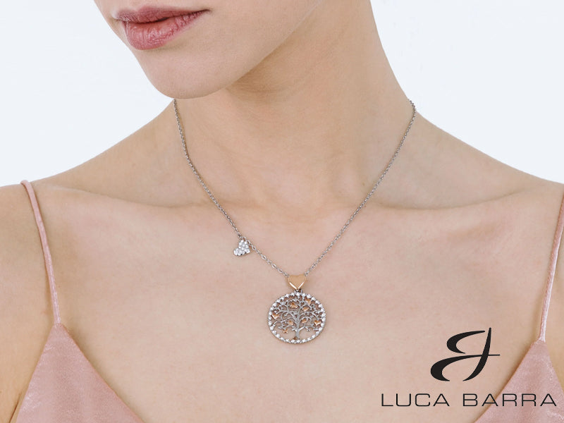 Esci dagli schemi e metti in risalto il tuo stile con questa collana da donna dal design unico. L'albero della vita in acciaio unito ai cuori rosa viene presentato su una catena in metallo per un look audace e senza compromessi! Splendi con questo accessorio risolutamente femminile!