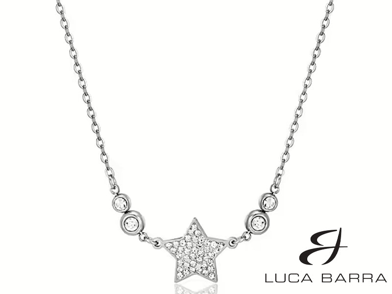 La collana donna in acciaio con stella e cristalli bianchi è un gioiello affascinante e luminoso, perfetto per aggiungere un tocco di eleganza e magia al tuo look. La stella è un simbolo di speranza, illuminazione e guida, e con i cristalli bianchi incastonati, la collana brilla come un vero astero luminoso nel buio della notte. Questo design rende la collana adatta per look sia casual che più formali, e può essere indossata in diverse occasioni, dal giorno alla sera..