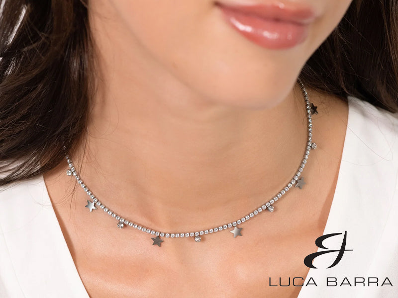 Questo gioiello è un'ode alla bellezza delle stelle notturne e alla luminosità dei cristalli bianchi, creando un capolavoro di design che catturerà l'attenzione di chiunque vi guardi. Le stelle adornano delicatamente la collana, catturando l'essenza della magia del cielo notturno.