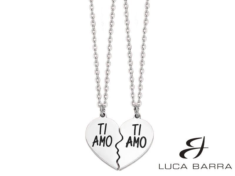 Doppia Collana ideale per una Coppia in acciaio con scritta "Ti Amo". Il design pulito ed elegante rende questa collana adatta per l'uso quotidiano, mentre il significato profondo la rende perfetta per celebrare momenti speciali. Indossatela come coppia per dichiarare il vostro amore in modo unico e personale.