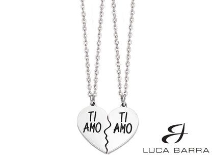 Doppia Collana ideale per una Coppia in acciaio con scritta "Ti Amo". Il design pulito ed elegante rende questa collana adatta per l'uso quotidiano, mentre il significato profondo la rende perfetta per celebrare momenti speciali. Indossatela come coppia per dichiarare il vostro amore in modo unico e personale.