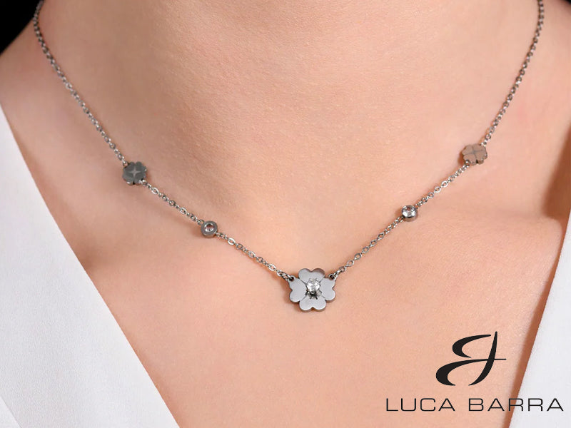 Aggiungi un tocco di fortuna e stile al tuo outfit con la nostra splendida collana in acciaio! Il pendente a forma di quadrifoglio, impreziosito da uno zircone bianco scintillante al centro, porta con sé un'aura di positività e fascino.