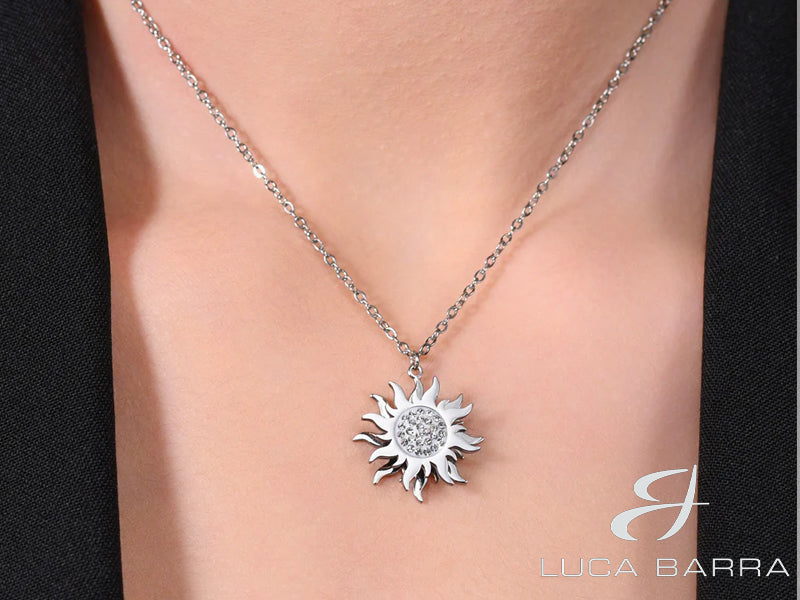Questo simbolo solare porta con sé un significato di nuova vita, speranza e gioia, rendendo questa collana non solo un accessorio di stile, ma anche un talismano di positività. Indossa questa collana con fiducia e lascia che il suo splendore illumini il tuo cammino. Sii la stella che brilla più luminosa!