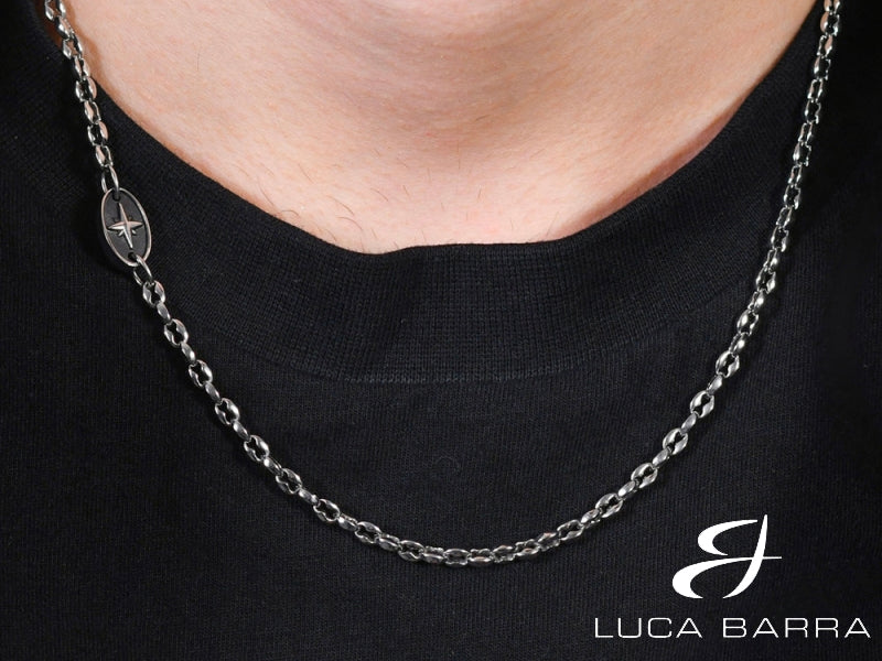 La rosa dei venti è associata alla navigazione e all'avventura. Indossare una collana con una rosa dei venti simboleggia il desiderio di esplorare il mondo e di affrontare nuove sfide con coraggio e determinazione.