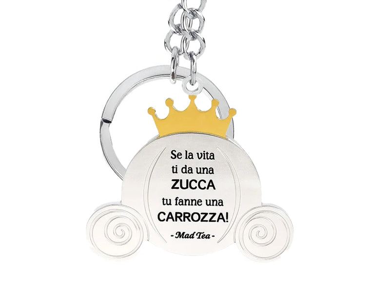 Questo portachiavi è un invito a non arrendersi davanti alle difficoltà e a credere nella magia delle possibilità. La frase incisa ;“Se la vita ti dà una zucca, tu fanne una carrozza” celebra il coraggio di reinventarsi, di trasformare gli imprevisti in nuove occasioni e di trovare la bellezza anche nelle situazioni più semplici.