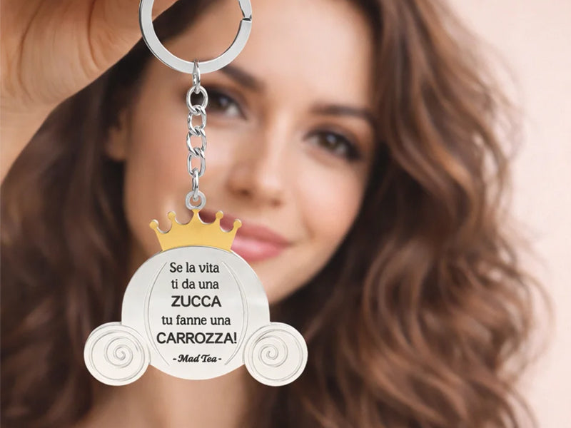Portachiavi collezione Portachiavi da favola Mad tea a forma di Carrozza con scritta Se la vita ti da una zucca tu fanne una carrozza!