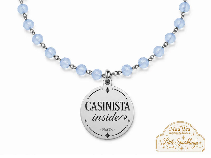 I cristalli azzurri rendono il bracciale fresco e luminoso, mentre il ciondolo “Casinista inside” dice tutto il resto: fuori magari sembriamo anche tranquille… ma dentro sappiamo benissimo come stanno le cose!